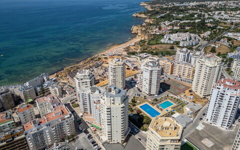 Excellent Seafront & Seaview: Gebäude, Wohnung, Stadt, Stadtgebiet, Wohngebiet, Metropolitan Area, Eigentumswohnung, Wolkenkratzer, Nachbarschaft