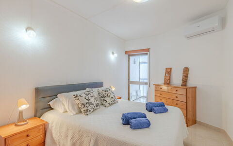 Excellent Seafront & Seaview: Möbel, Interior Design, Bett, Flooring, Schlafzimmer, Fussboden, Holz, Decke, Zimmer, Bettdecke