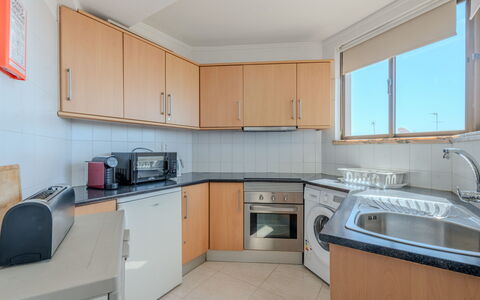 Excellent Seafront & Seaview: Küche, Flooring, Interior Design, Major Appliance, Countertop, Cabinetry, Fussboden, Küchengerät, Wohnung, Möbel