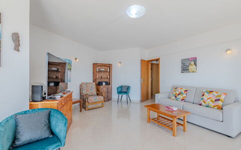 Excellent Seafront & Seaview: Flooring, Interior Design, Fussboden, Möbel, Decke, Wohnung, Stuhl, Wohnzimmer, Küche & Esszimmer Tisch