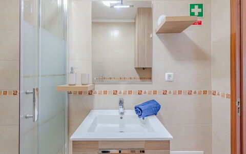 Excellent Seafront & Seaview: Flooring, Armatur, Bad Sink, Badezimmer, Fussboden, Interior Design, Sinken, Zapfhahn, Badezimmerschrank, Installation