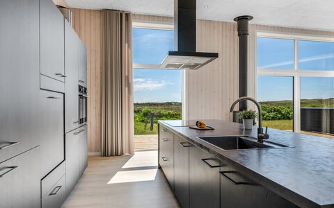 Marius - 400M from the Sea: Küche, Countertop, Flooring, Interior Design, Holz, Cabinetry, Fussboden, Möbel, Decke, Holzboden