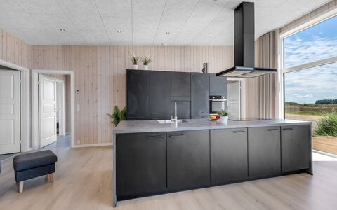 Marius - 400M from the Sea: Küche, Flooring, Countertop, Holz, Fussboden, Interior Design, Cabinetry, Küchengerät, Möbel, Decke