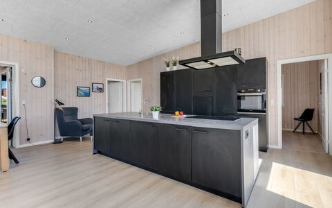 Marius - 400M from the Sea: Küche, Holz, Flooring, Countertop, Decke, Fussboden, Holzboden, Interior Design, Möbel, Cabinetry