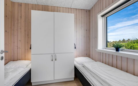 Marius - 400M from the Sea: Holz, Schlafzimmer, Fussboden, Flooring, Bett, Interior Design, Decke, Bettdecke, Bedding, Zimmer
