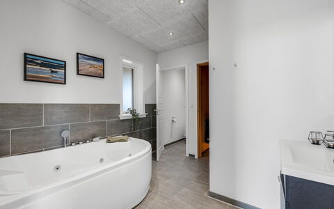 Marius - 400M from the Sea: Flooring, Armatur, Fussboden, Decke, Interior Design, Badezimmer, Installation, Sinken, Zapfhahn, Zimmer