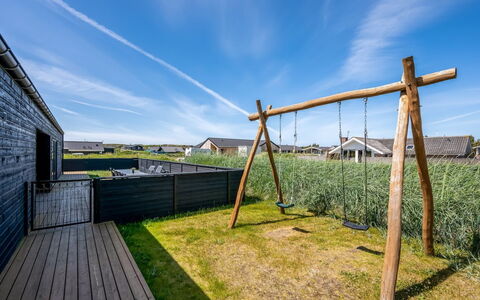 Marius - 400M from the Sea: Himmel, Grundstueck, Planke, Zaun, Rasen, Schatten, Garten, Home Fechten, Hinterhof, Hartholz