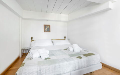 Belle Donne Apartment, Tornabuoni, Florence, Wifi: Gebäude, Möbel, Eigentum, Komfort, Kissen, Holz, Bettrahmen, Textil, Bett