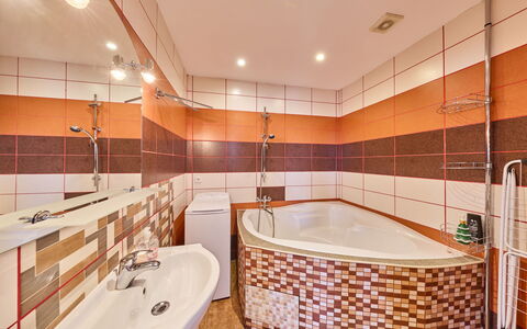 Desná V Jizerských Horách 841: Armatur, Flooring, Interior Design, Badezimmer, Fussboden, Decke, Badewanne, Installation, Fliese, Zapfhahn