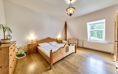 Desná V Jizerských Horách 841: Holz, Flooring, Decke, Schlafzimmer, Interior Design, Fussboden, Holzboden, Bett, Zimmer, Bettdecke