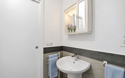 La Casa dei Nonni: Wand, Bad Sink, Armatur, Flooring, Interior Design, Sinken, Fussboden, Badezimmer, Zuhause, Tür
