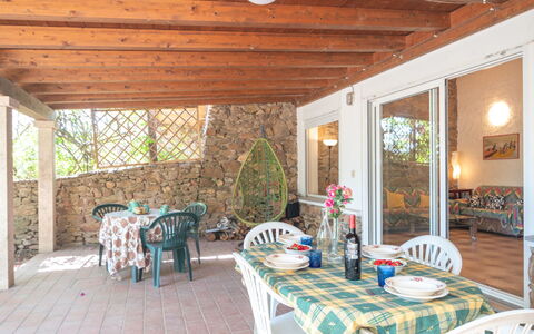 La Casa dei Nonni: Tabelle, Möbel, Eigentum, Stuhl, Interior Design, Dekoration, Tischdecke, Gebäude, Grundeigentum, Schatten