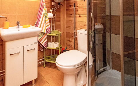Zacisze Bałtyku: Toilleten Sitz, Toilette, Armatur, Bad Sink, Badezimmer, Holz, Interior Design, Flooring, Sinken, Fussboden