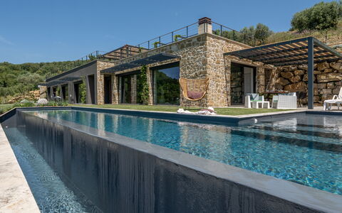 Villa Paradise: Wasser, Himmel, Eigentum, Azurblau, Gewässer, Gebäude, Pflanze, Schwimmbad, Freizeit, Baum