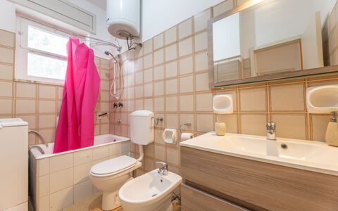 Apartment Living In Baia Verde - Gallipoli: Zapfhahn, Armatur, Spiegel, Bad Sink, Sinken, Badezimmerschrank, Eigentum, Gebäude, Lila, Badezimmer
