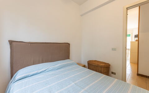 Apartment Living In Baia Verde - Gallipoli: Möbel, Komfort, Azurblau, Textil, Holz, Schatten, Bett, Gebäude, Kissen