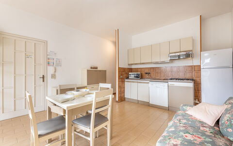 Apartment Living In Baia Verde - Gallipoli: Möbel, Cabinetry, Countertop, Tabelle, Gebäude, Küche, Stuhl, Holz, Flooring, Fussboden