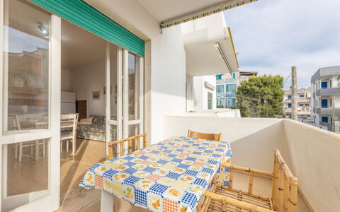 Apartment Living In Baia Verde - Gallipoli: Eigentum, Tabelle, Gebäude, Azurblau, Holz, Interior Design, Beleuchtung, Die Architektur, Stuhl, Flooring