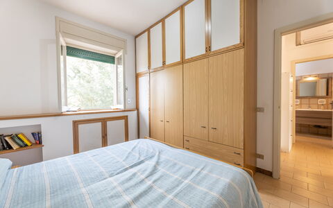 Apartment Living In Baia Verde - Gallipoli: Eigentum, Spiegel, Möbel, Fenster, Gebäude, Holz, Cabinetry, Komfort, Textil