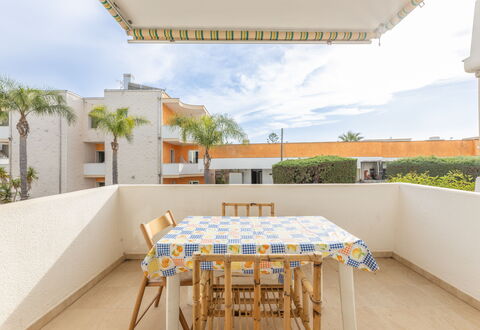 Apartment Living In Baia Verde - Gallipoli: Himmel, Tabelle, Wolke, Eigentum, Gebäude, Azurblau, Stuhl, Schatten, Interior Design, Die Architektur