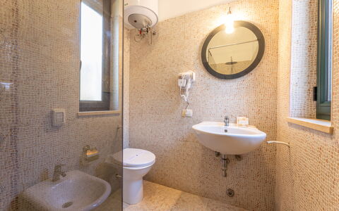Villetta Estiva With Private Pool Gallipoli: Spiegel, Braun, Zapfhahn, Armatur, Sinken, Bad Sink, Eigentum, Badezimmer, Lila, Holz
