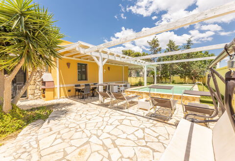 Villetta Estiva With Private Pool Gallipoli: Himmel, Wolke, Gebäude, Pflanze, Schwimmbad, Haus, Gartenmöbel, Baum, Stuhl, Schatten