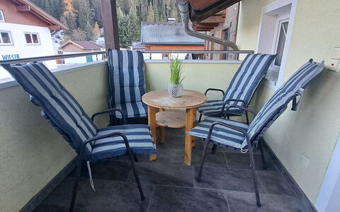 Hollersbach im Pinzgau 14: Möbel, Gebäude, Pflanze, Holz, Stuhl, Interior Design, Schatten, Gartenmöbel, Veranda, Fenster