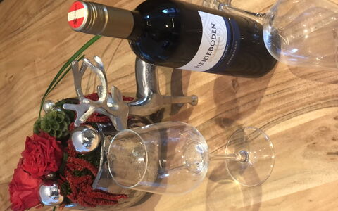 Hollersbach im Pinzgau 14: Flasche, Drinkware, Geschirr, Barware, Wein, Kelche, Tabelle, Weinglas, Glasflasche, Alkoholisches Getränk