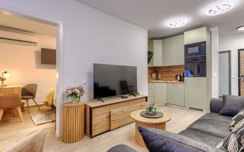 Darja: Tabelle, Möbel, Eigentum, Couch, Azurblau, Holz, Wohnzimmer, Interior Design, Fussboden, Komfort