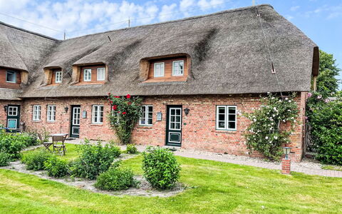 Laerchenshus: Pflanze, Himmel, Gebäude, Fenster, Wolke, Haus, Gras, Baum, Hütte, Tür
