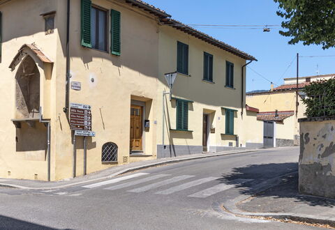 Florentine Careggi Loft: Himmel, Eigentum, Fenster, Gebäude, Strassenbelag, Baum, Wohngebiet, Haus, Asphalt, Pflanze