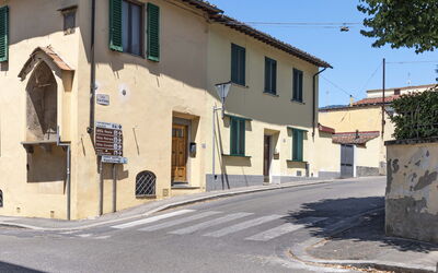 Florentine Careggi Loft: Himmel, Eigentum, Fenster, Gebäude, Strassenbelag, Baum, Wohngebiet, Haus, Asphalt, Pflanze