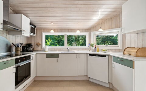 Nea - 600M from the Sea: Küche, Countertop, Interior Design, Holz, Decke, Flooring, Küchengerät, Major Appliance, Cabinetry, Fussboden