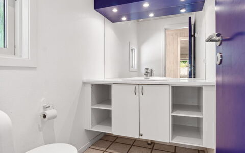 Nea - 600M from the Sea: Armatur, Flooring, Sinken, Badezimmer, Interior Design, Fussboden, Bad Sink, Badezimmerschrank, Zapfhahn, Installation