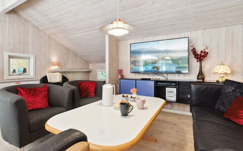 Nea - 600M from the Sea: Decke, Zimmer, Wohnzimmer, Hartholz, Light Fixture, Holzbeize, Einfrieren, Winter, Blockhaus