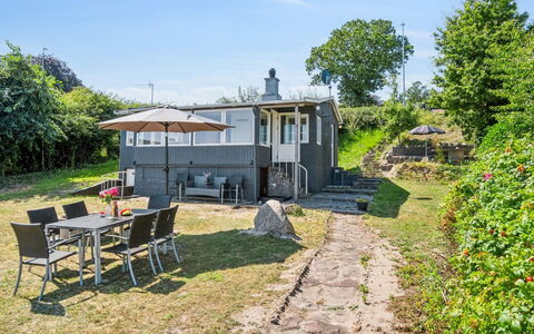 Silke - 10M from the Sea: Strauch, Grundstueck, Hütte, Garten, Rasen, Wiese, Garten, Landscaping, Gartenbauten