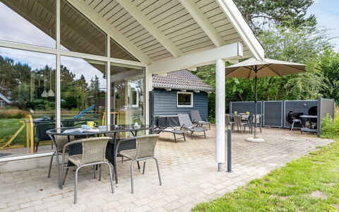 Dorde - 600M from the Sea: Dach, Haus, Zuhause, Hütte, Tür, Abstellgleis, Deck, Veranda, Planke, Hartholz