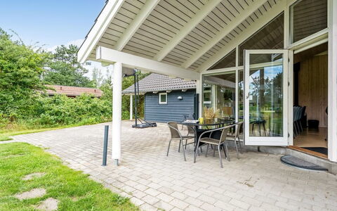 Dorde - 600M from the Sea: Dach, Haus, Zuhause, Hütte, Tür, Abstellgleis, Deck, Veranda, Planke, Hartholz