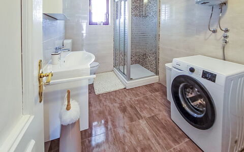 Sonja: Flooring, Fussboden, Interior Design, Armatur, Waschmaschine, Decke, Sinken, Zimmer, Beleuchtung, Badezimmer