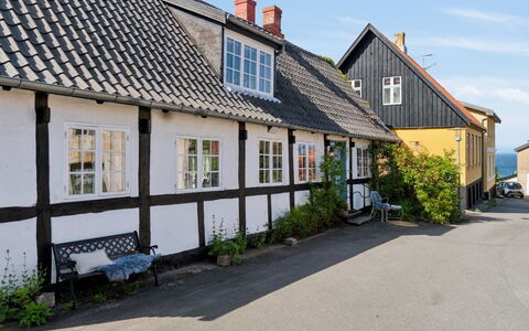 Frederikke - 300M from the Sea: Dach, Haus, Hütte, Zuhause, Schiebefenster, Pole, Abstellgleis, Auffahrt, Kamin
