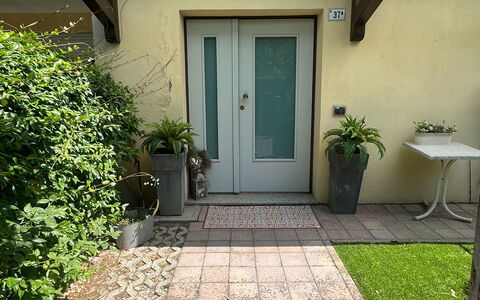 Bell'aria Apartment: Pflanze, Tür, Gebäude, Strassenbelag, Die Architektur, Haus, Gras, Wohngebiet, Home Door, Landschaft