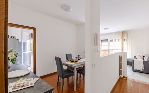 Fano Suite Apartment: Möbel, Tabelle, Pflanze, Stuhl, Gebäude, Holz, Interior Design, Orange, Zimmerpflanze, Fenster