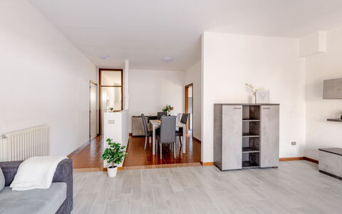 Fano Suite Apartment: Möbel, Pflanze, Holz, Gebäude, Zimmerpflanze, Fussboden, Regal, Flooring, Tür, Halle