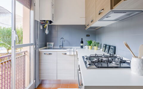 Fano Suite Apartment: Spüle, Cabinetry, Gebäude, Countertop, Zapfhahn, Sinken, Herd, Küchengerät, Küche, Haus
