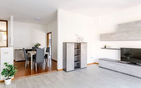 Fano Suite Apartment: Pflanze, Möbel, Blumentopf, Holz, Stuhl, Zimmerpflanze, Wohnzimmer, Tür, Fussboden