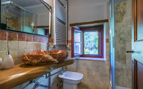 Il Cinghiale: Eigentum, Gebäude, Armatur, Holz, Interior Design, Beleuchtung, Lila, Badezimmer, Fussboden, Flooring