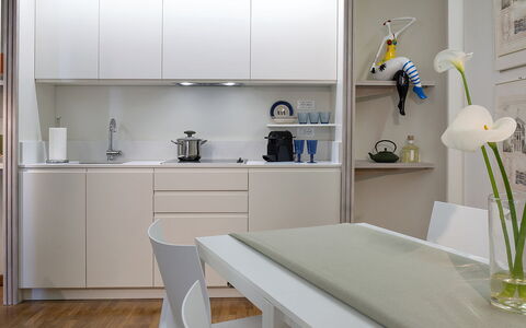 Butterfly With Beach & Breakfast Included: Eigentum, Möbel, Cabinetry, Weiss, Tabelle, Interior Design, Pflanze, Regale, Blume