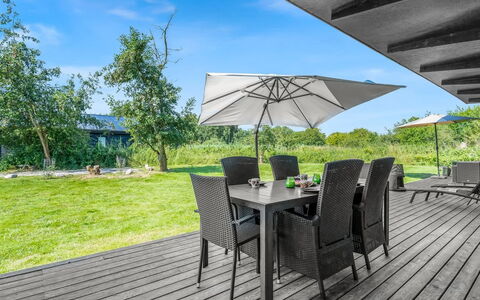Nielsigne - 1.3Km from the Sea: Dach, Haus, Grundstueck, Zuhause, Hütte, Estate, Gartenbauten, Schatten, Blockhaus, Landscaping