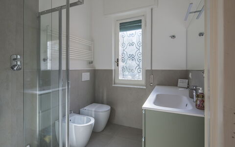 Pieve Ligure Seaside View, Wifi: Badezimmer, Armatur, Wand, Flooring, Fussboden, Toilette, Toilleten Sitz, Interior Design, Sinken, Bad Sink