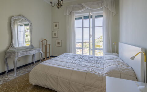 Pieve Ligure Seaside View, Wifi: Möbel, Bett, Interior Design, Schlafzimmer, Fussboden, Bedding, Bettdecke, Flooring, Zimmer, Linens